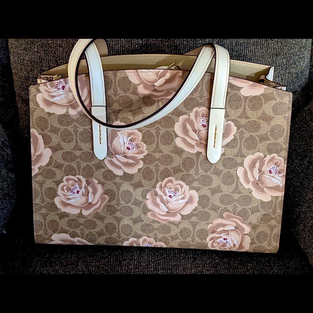 HOT ITEM⭐️coach charlie carryall in signature rose